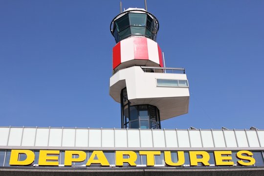 Terminal am Flughafen mit Tower