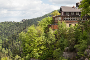 Fototapeta na wymiar Blick auf den Berggasthof Burg und Kloster Oybin