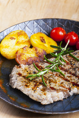 Steak vom Grill mit Rosmarin in einer Pfanne