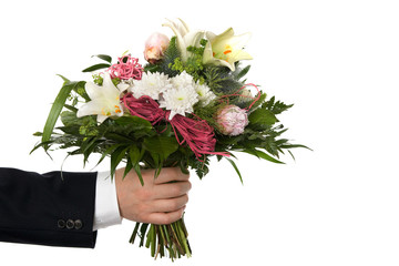 Blumenstrauß der von einem Mann im Anzug übergeben wird isoliert auf weißem Hintergrund