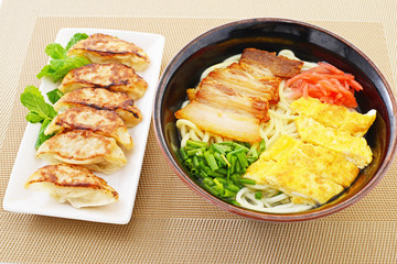 おいしそうな沖縄そばと餃子