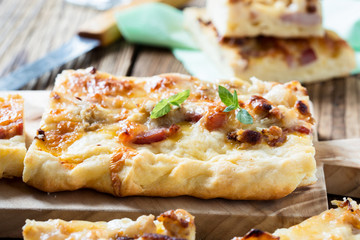 Flat bread with bacon, cauliflower, cheese