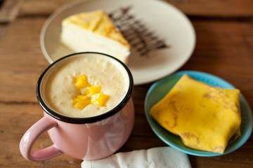 Mango smoothie and dessert