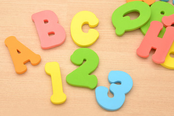 Naklejka premium アルファベットと数字のおもちゃ