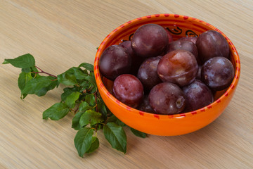 Obraz premium Plums in the bowl