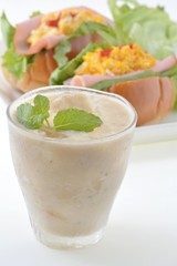 バナナジュースとサンドイッチ