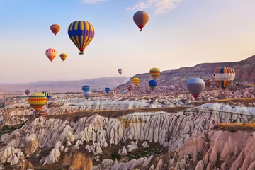 Fotobehang Ballon Heteluchtballon vliegt over Cappadocië, Turkije