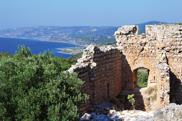 Fototapeta na wymiar вид на море, горы и останки древней крепости