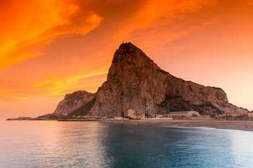 De rots van Gibraltar gezien vanaf de baai