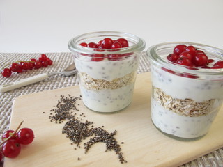 Dessert mit Chia-Pudding und roten Johannisbeeren