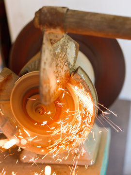 grinding garden hoer using a grinding machine