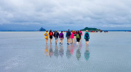 Mont saint Michel, traversée de la baie © aterrom