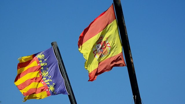 banderas de espa&ntilde;a y valencia