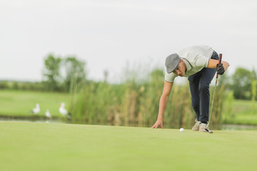 Obraz premium Young man playing golf