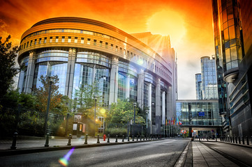 Gebouw van het Europees Parlement bij zonsondergang. Brussel, België