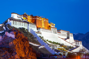 Potala palace at dusk in Lhasa, Tibet - obrazy, fototapety, plakaty