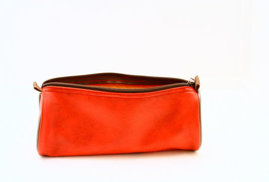 trousse d'&eacute;cole rouge isol&eacute;,fond blanc