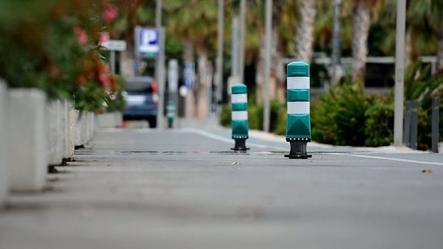 zona peatonal con patinadores y peatones