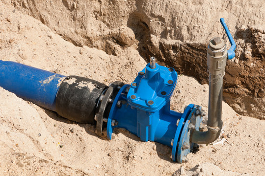 Absperrschieber an einer neuen Wasserleitung