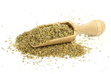 Majoran mit Holzschippe isoliert auf wei&szlig;em Hintergrund