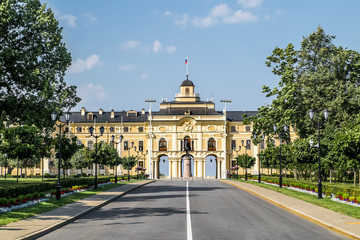 Fototapeta na wymiar Congres Palace-Constantine Palace in Strelna on a sunny summer d