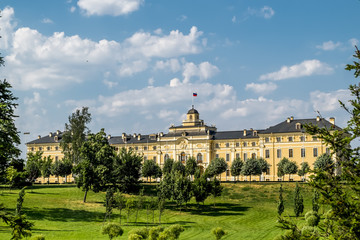 Fototapeta premium Congres Palace-Constantine Palace in Strelna on a sunny summer d