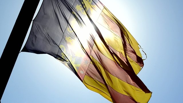 Bandera de la comunidad valenciana al contraluz