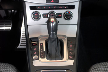 Automatic gear shift handle
