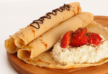 Naleśniki z białym serem i truskawkami