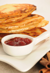 Naleśniki z białym serem i dżemem