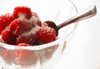 Maliny w szklanej miseczce © Justyna Kaminska