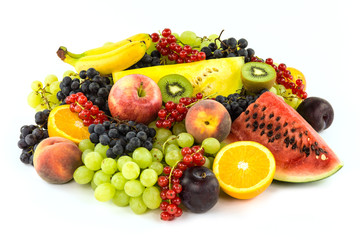 Fototapeta na wymiar Farbenfrohes Obst auf weissem Hintergrund