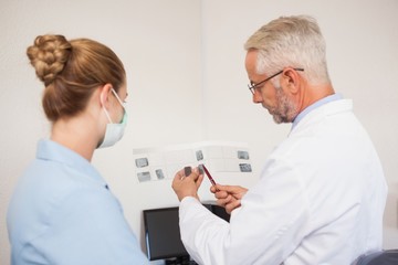 Obraz premium Dentist and assistant studying x-rays