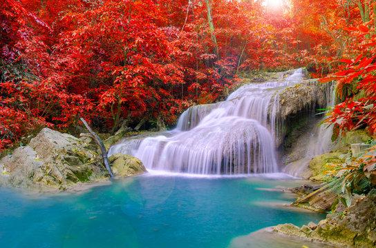 Fototapeta Wodospad w głębokim lesie w parku narodowym wodospadu Erawan,