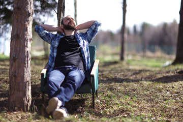 Obraz premium man resting in the village