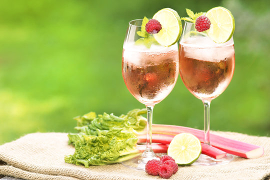 Hugo ros&eacute; mit Rhabarber und Himbeeren, Textraum