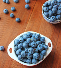 Fresh blueberries in a ceramic bowl