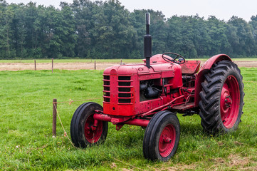 6983 Fahrzeuge - alter Traktor