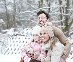 Glückliche Familie im Winter