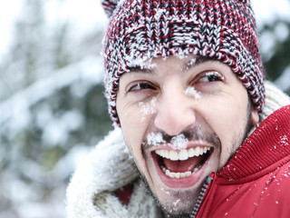 Lachender Mann mit Schnee im Gesicht - obrazy, fototapety, plakaty