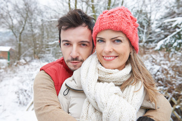 Fototapeta premium Glückliches Paar umarmt sich im Winter