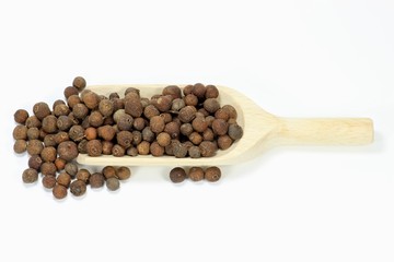 Piment mit Holzlöffel isoliert auf weißem Hintergrund