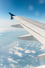 Obraz premium Airplane wing out of window