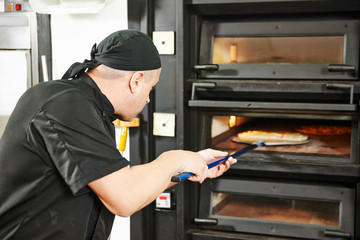 man preparing pizza
