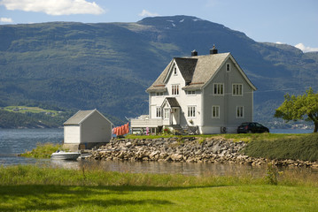 Fototapeta na wymiar idyllisches landhaus am hardangerfjord, norwegen