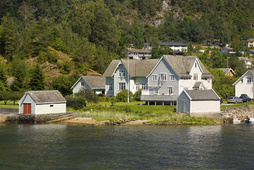 Fototapeta na wymiar kleines dorf am hardangerfjord, norwegen