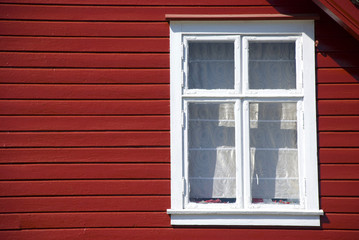 Fototapeta premium rotes skandinavisches haus - fassade und fenster