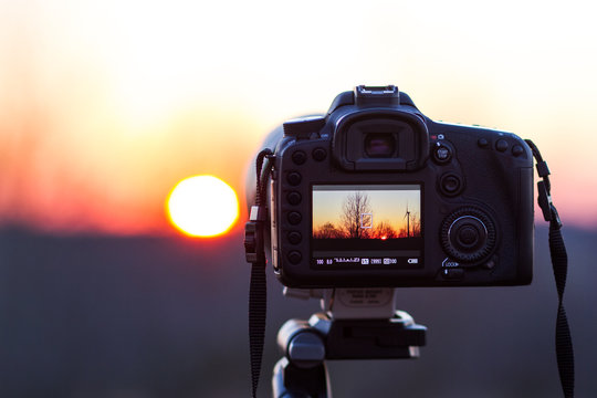 Herbstlicher Sonnenuntergang durch das Objektiv einer Kamera