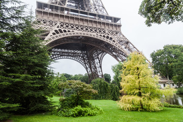 Eiffelturm mit Parkbäumen