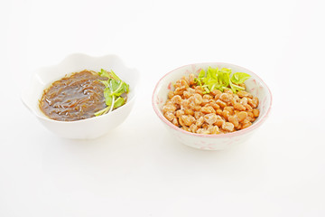 小皿に入れた納豆とモズク